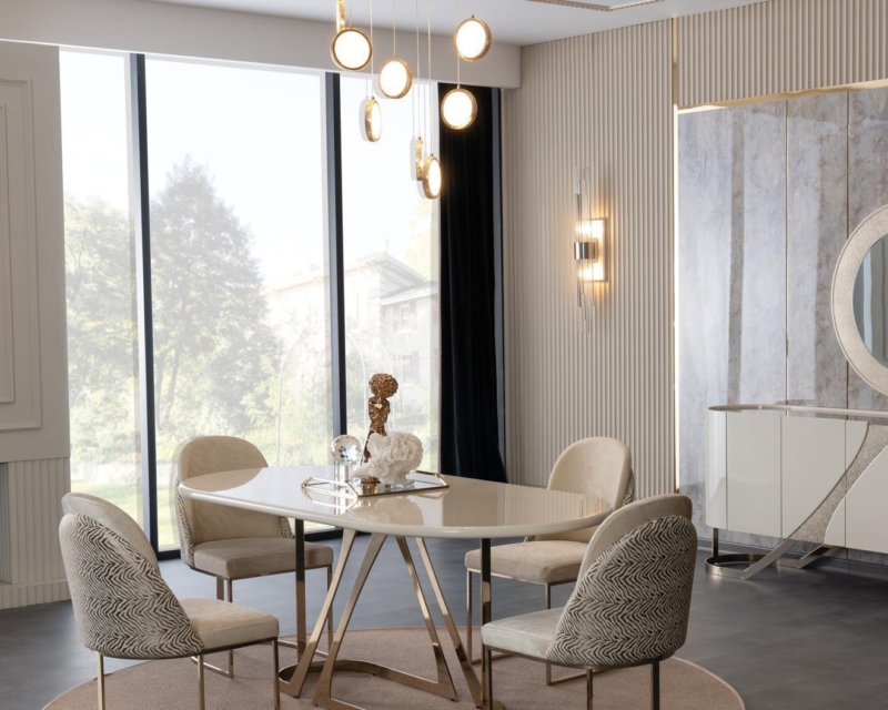 Vítejte ve stylové jídelně, kde byl pro vaše potěšení promyšlen každý detail. Moderní interiér kombinující eleganci a pohodlí vytváří atmosféru, ve které se budete chtít zdržet i po jídle.